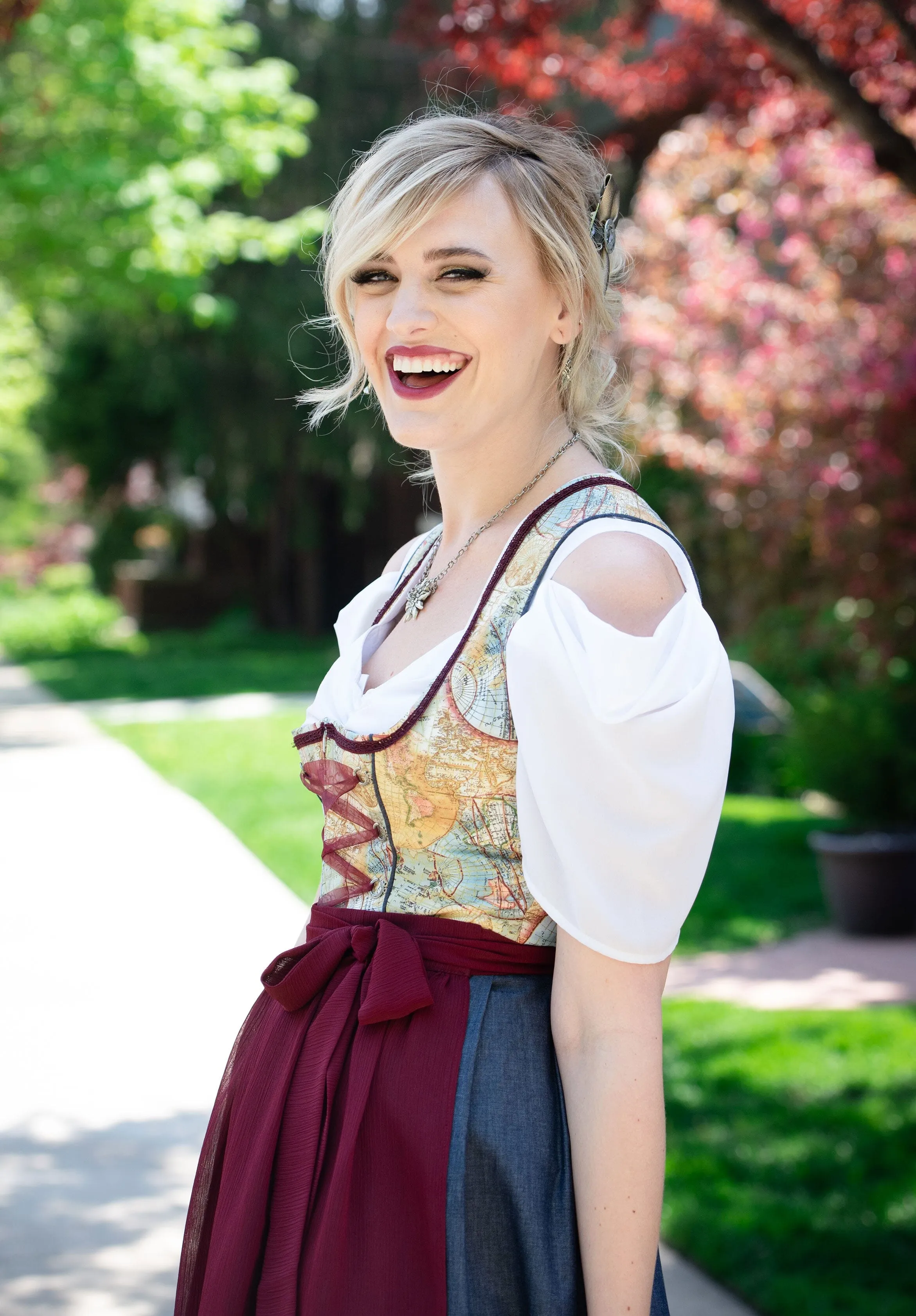 Globe Trotter Dirndl
