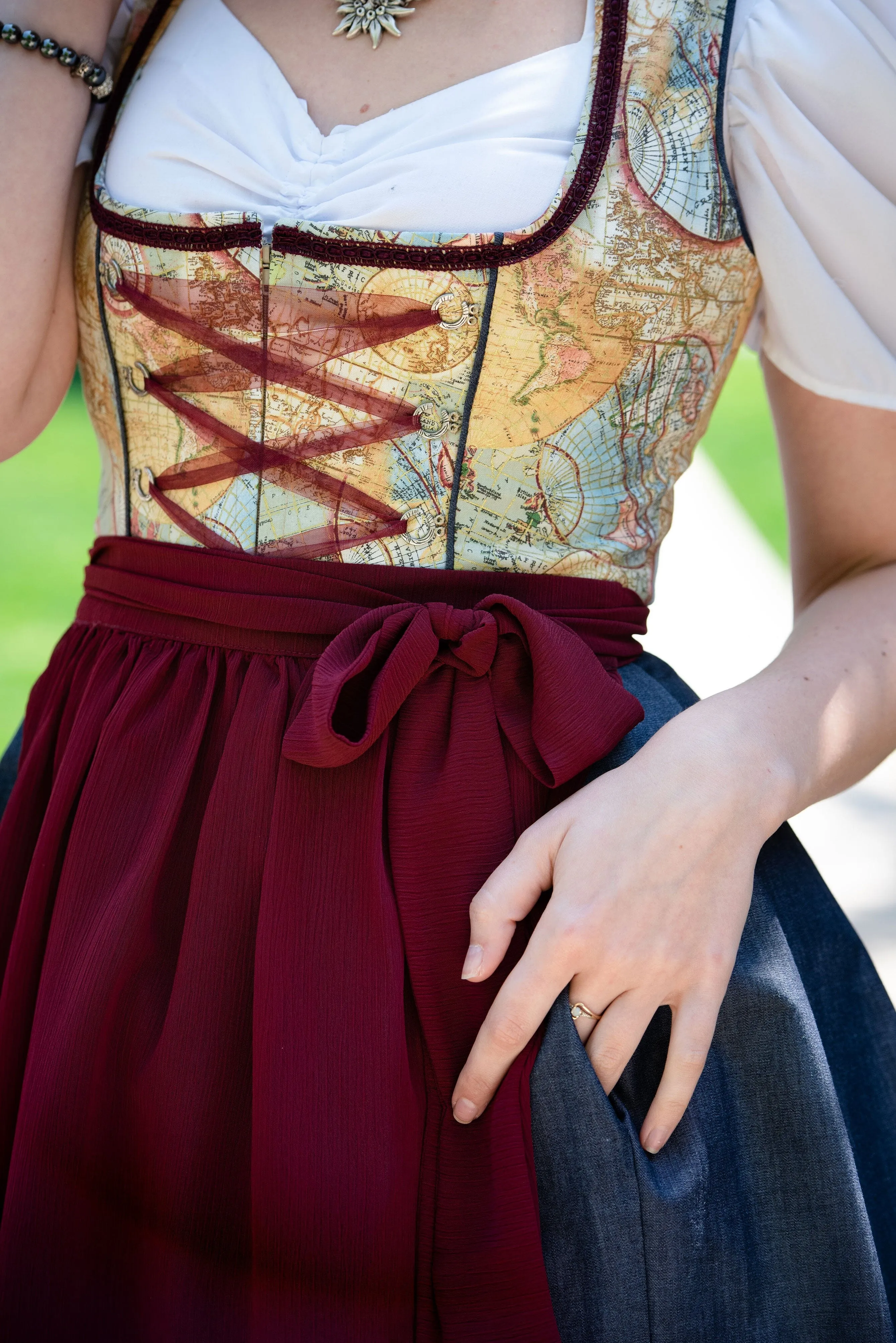 Globe Trotter Dirndl